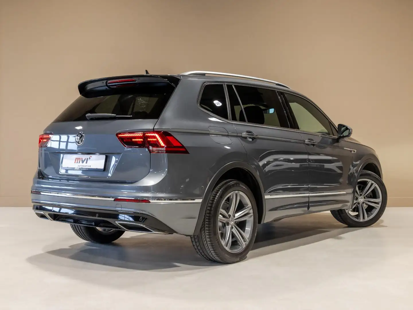 Volkswagen Tiguan Allspace 2.0 TSI 4Motion 2x R-Line Highline / 190pk / Head- Šedá - 2