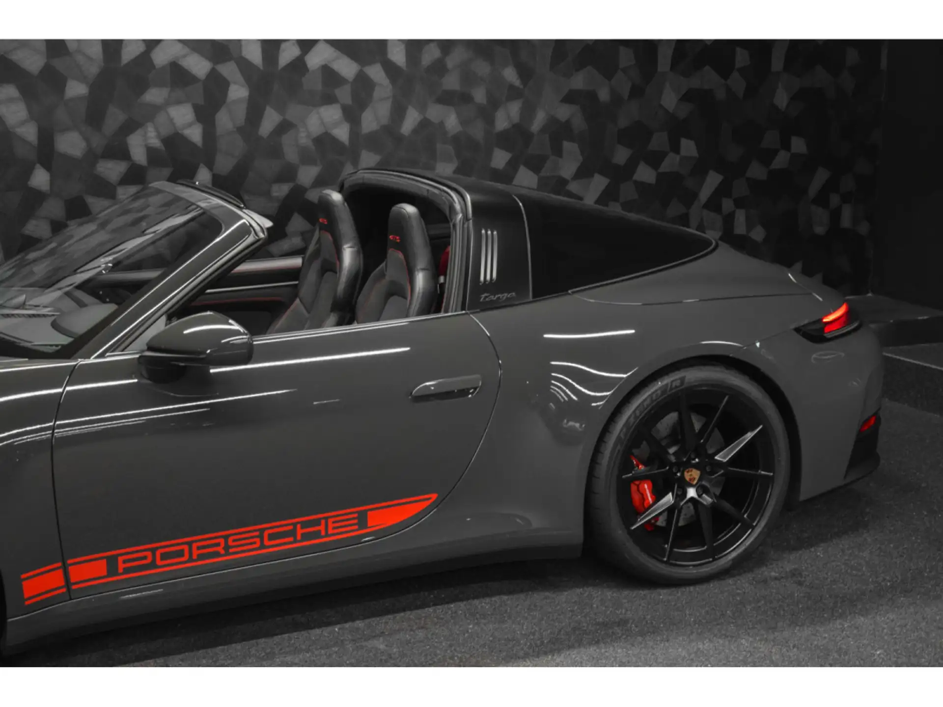 포르쉐 911 Targa 4 GTS 2025 건메탈 사진 8