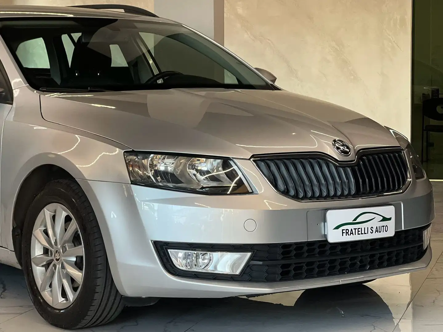 Skoda Octavia Wagon 1.6 tdi Ambition 110cv Срібний - 1