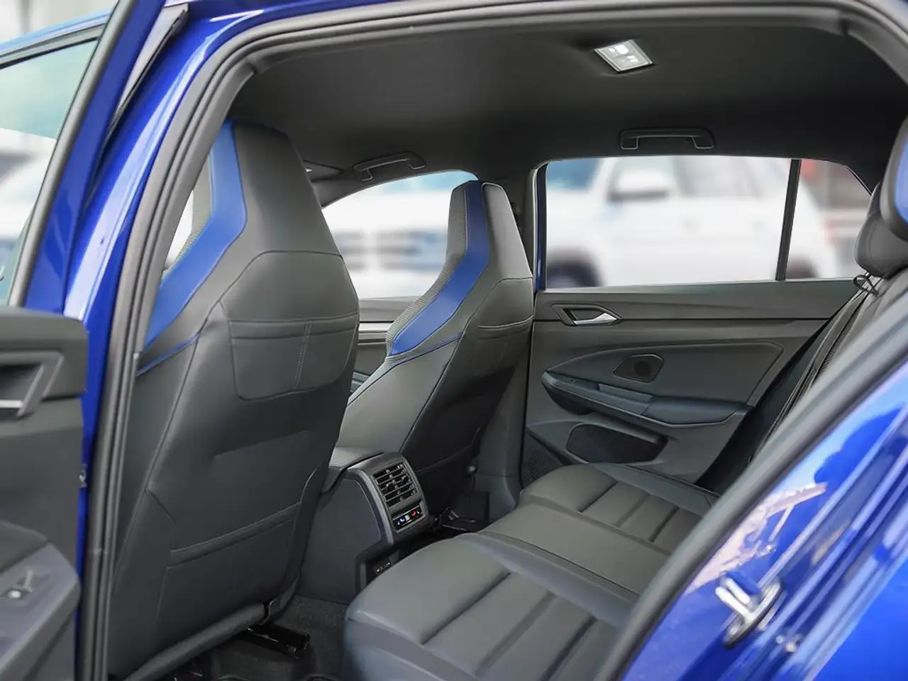 Volkswagen Golf R снимка Volkswagen Golf R
