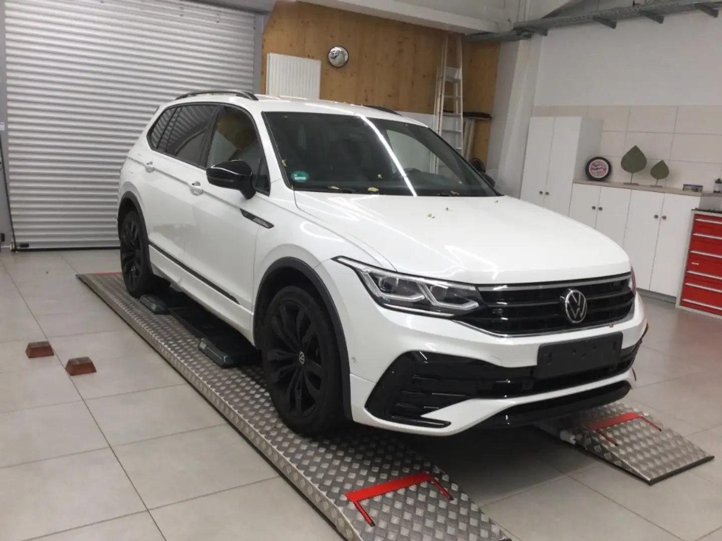 Volkswagen Tiguan Allspace R-Line 4Motion Sportpaket HUD AD StandHZG AHK-klap Weiß - 2