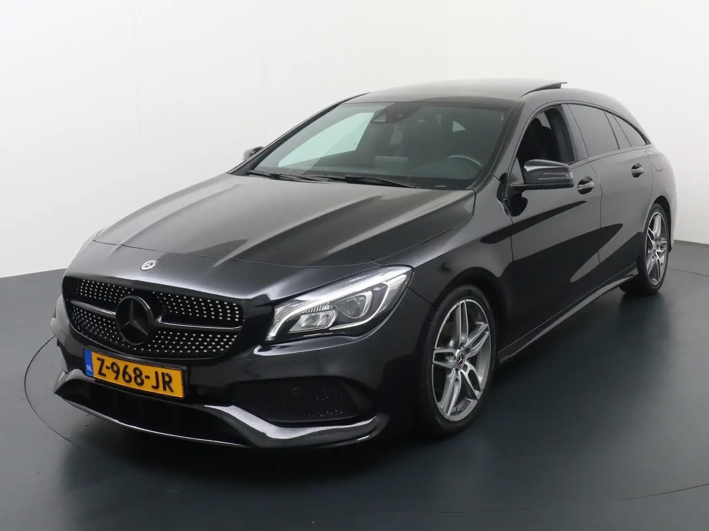 Mercedes-Benz CLA 180 Shooting Brake AMG Black Zwart - 1