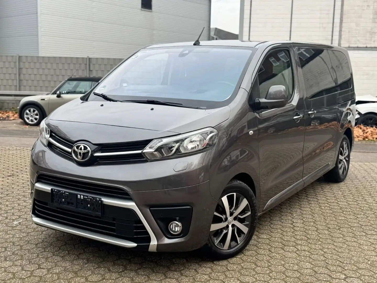Toyota Proace Verso 2.0 D-4D L1 Family Comfort Grau - 1