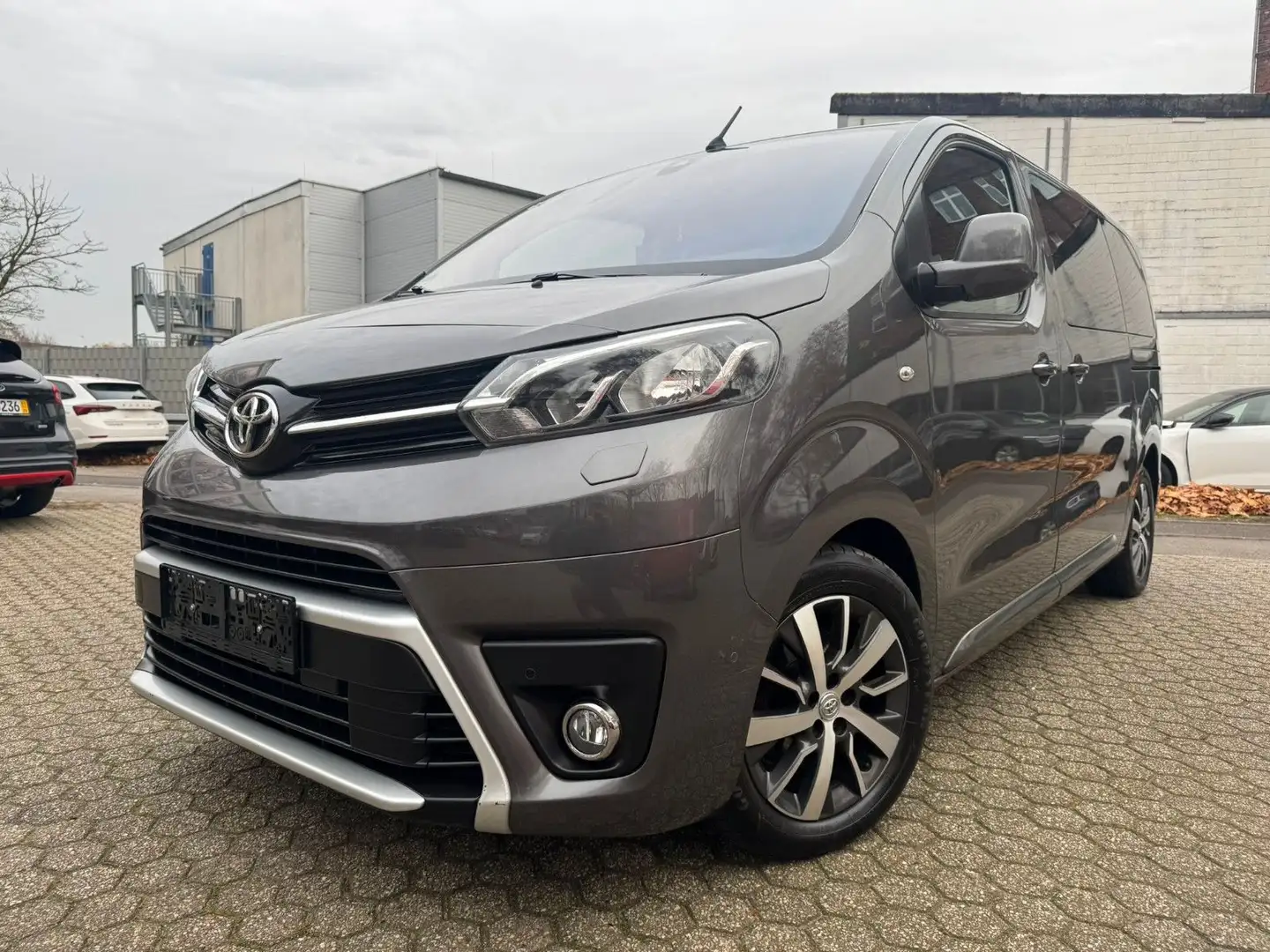Toyota Proace Verso 2.0 D-4D L1 Family Comfort Grau - 2