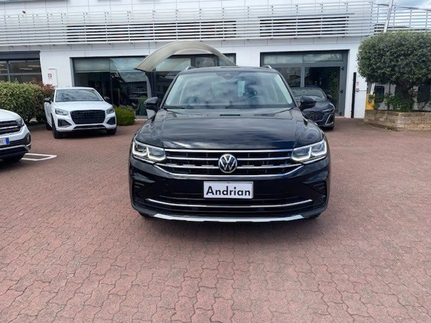 Volkswagen Tiguan 2.0 TDI 150 CV SCR DSG Elegance Nero - 2