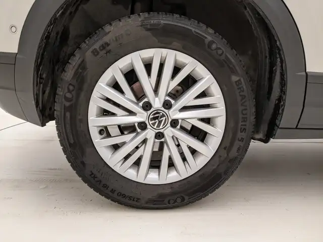 Volkswagen T-Roc view 11
