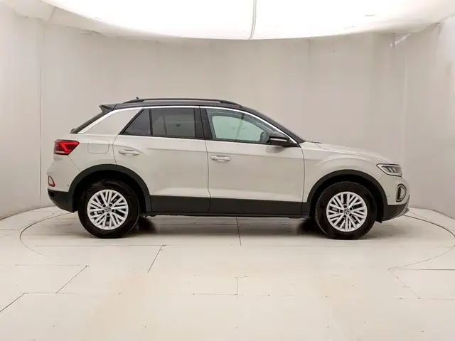 Volkswagen T-Roc view 3