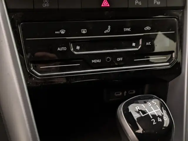 Volkswagen T-Roc view 14