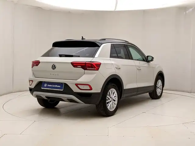 Volkswagen T-Roc view 4