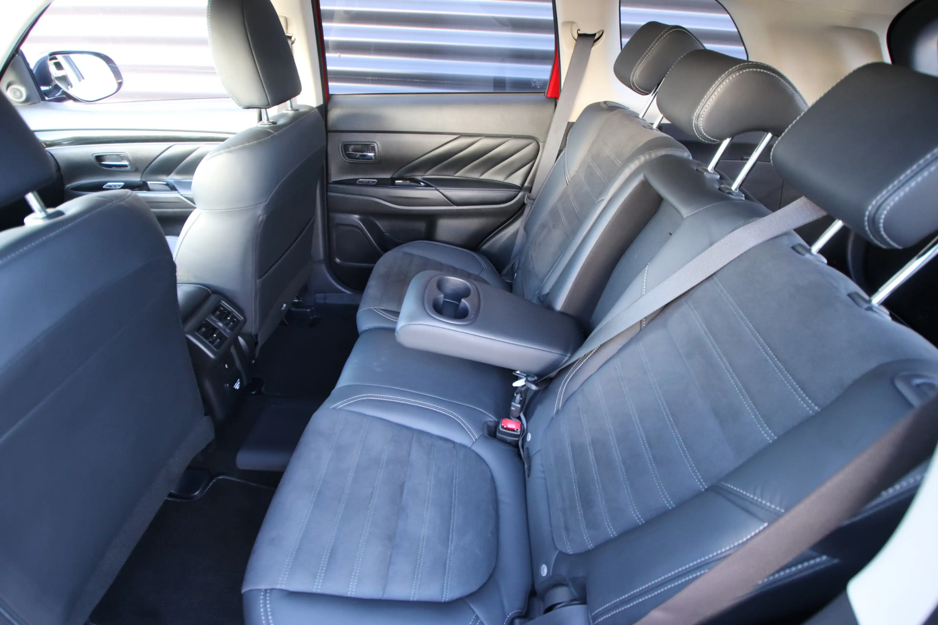 Mitsubishi Outlander 2.4 PHEV Intense+ Adaptive cruise, E.achterklep — photo 27