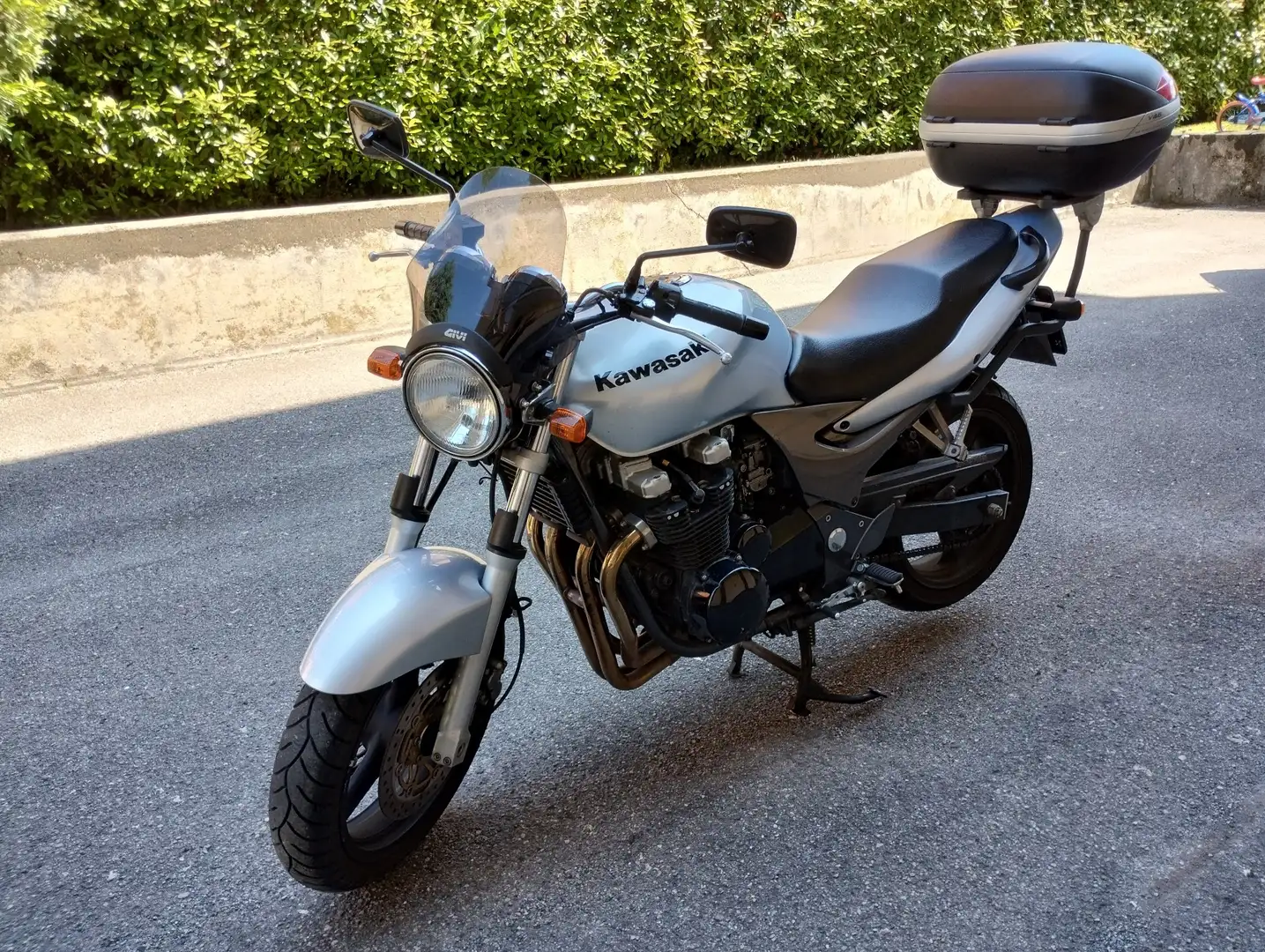 Kawasaki ZR 750 Plateado - 1
