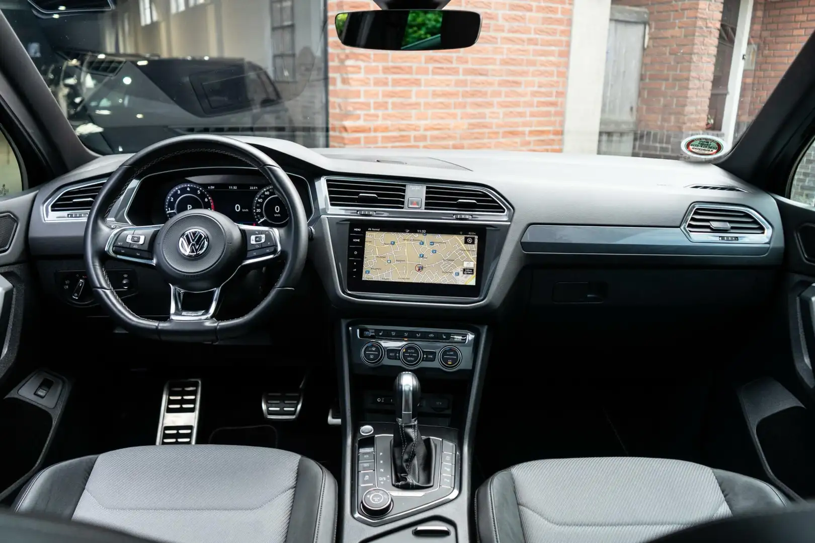 Volkswagen Tiguan 2.0 TSI 4 Motion R-Line Pano / Trekhaak / Camera Noir - 2
