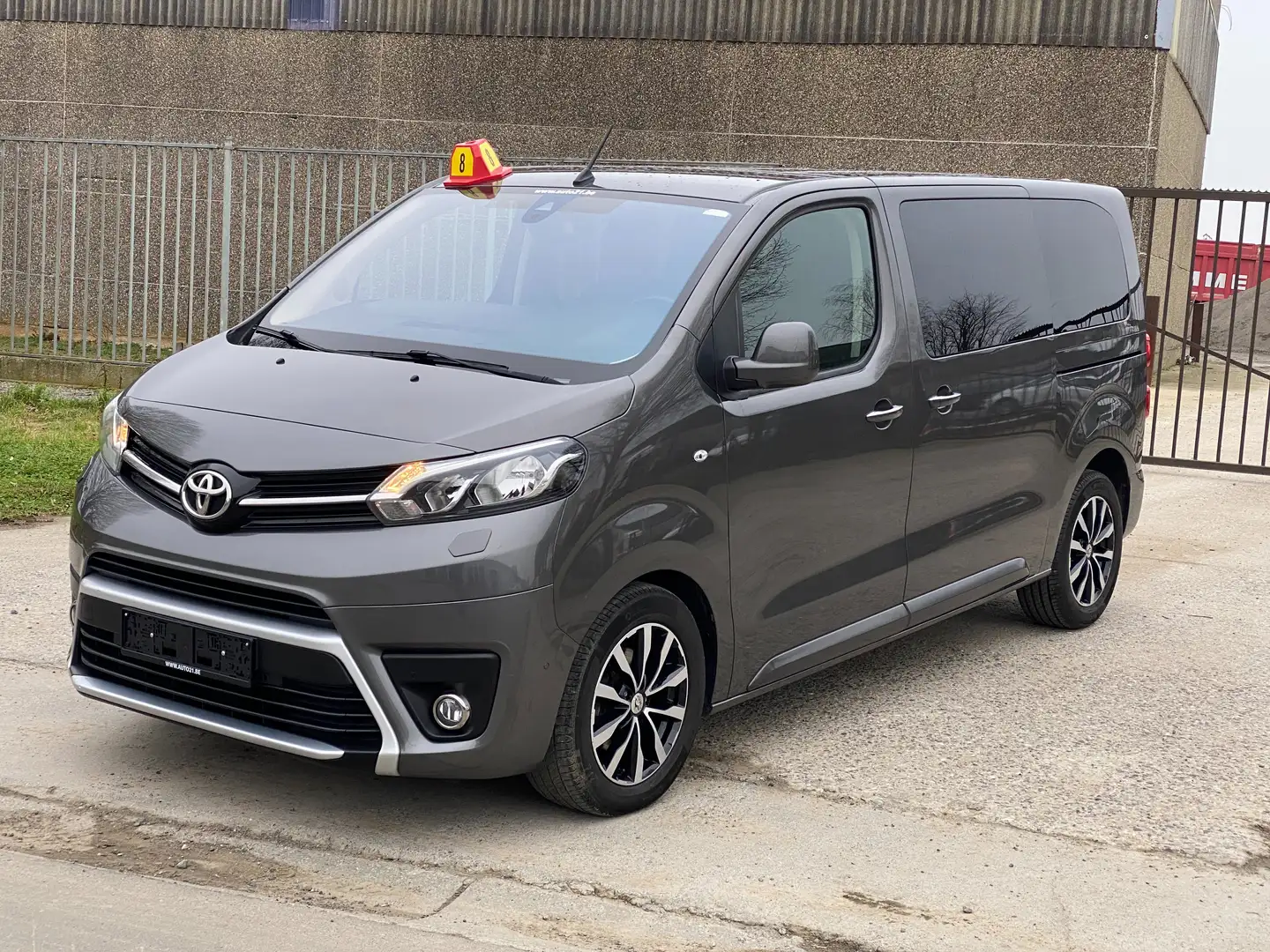 Toyota Proace Verso 2.0 D-4D Medium Shuttle automatique 8 places Grijs - 1