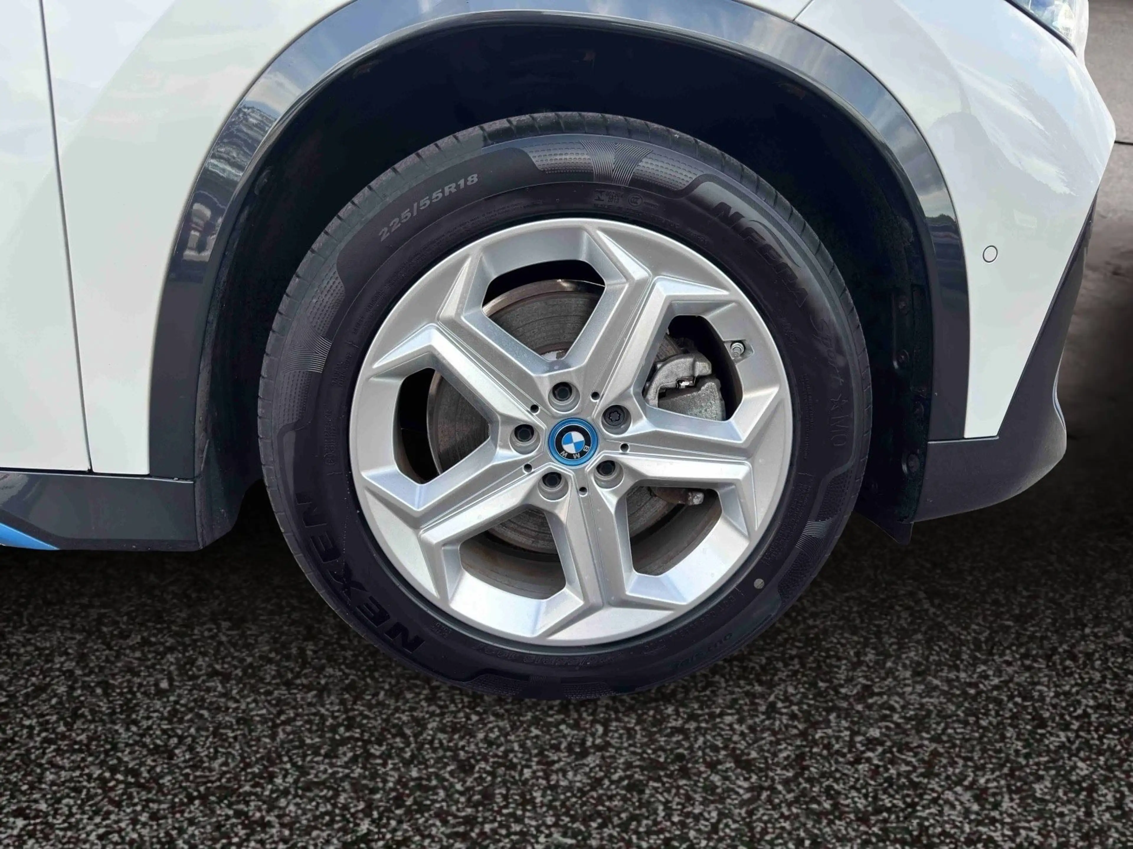 BMW iX1 xDrive30 — photo 9