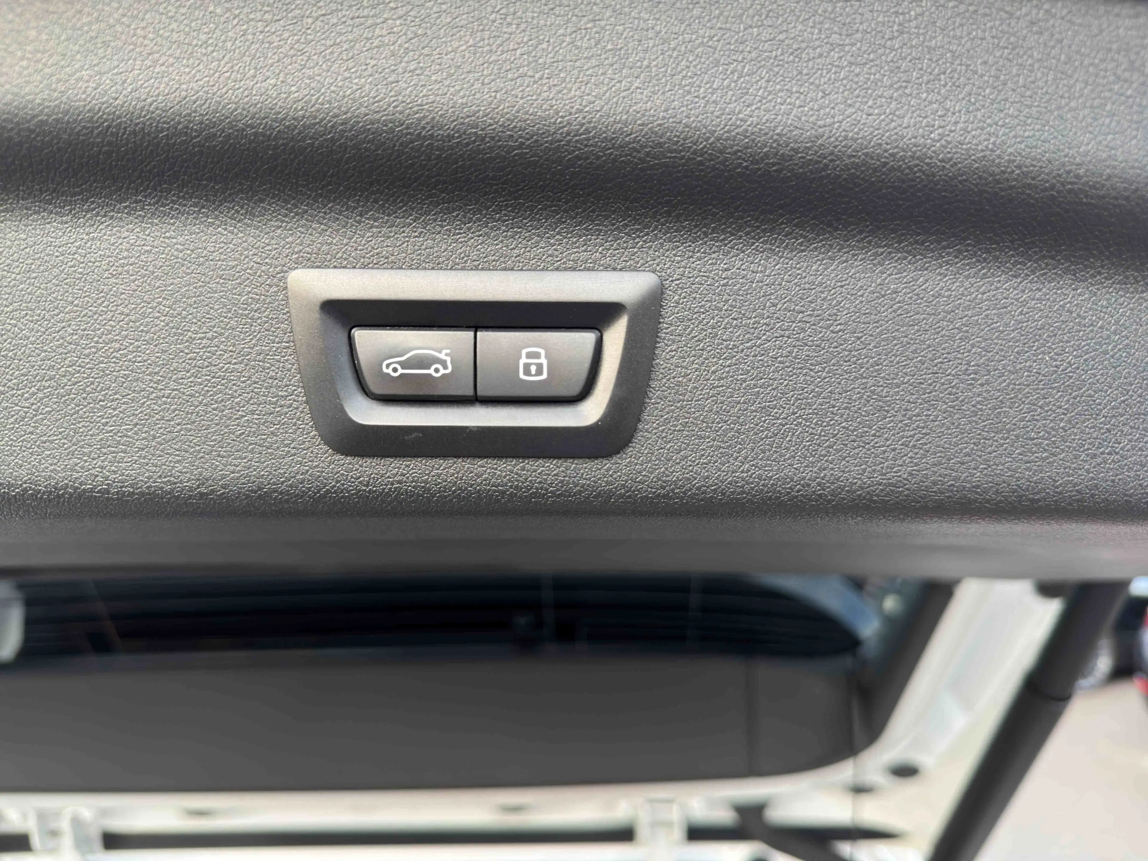 BMW iX1 xDrive30 — photo 22