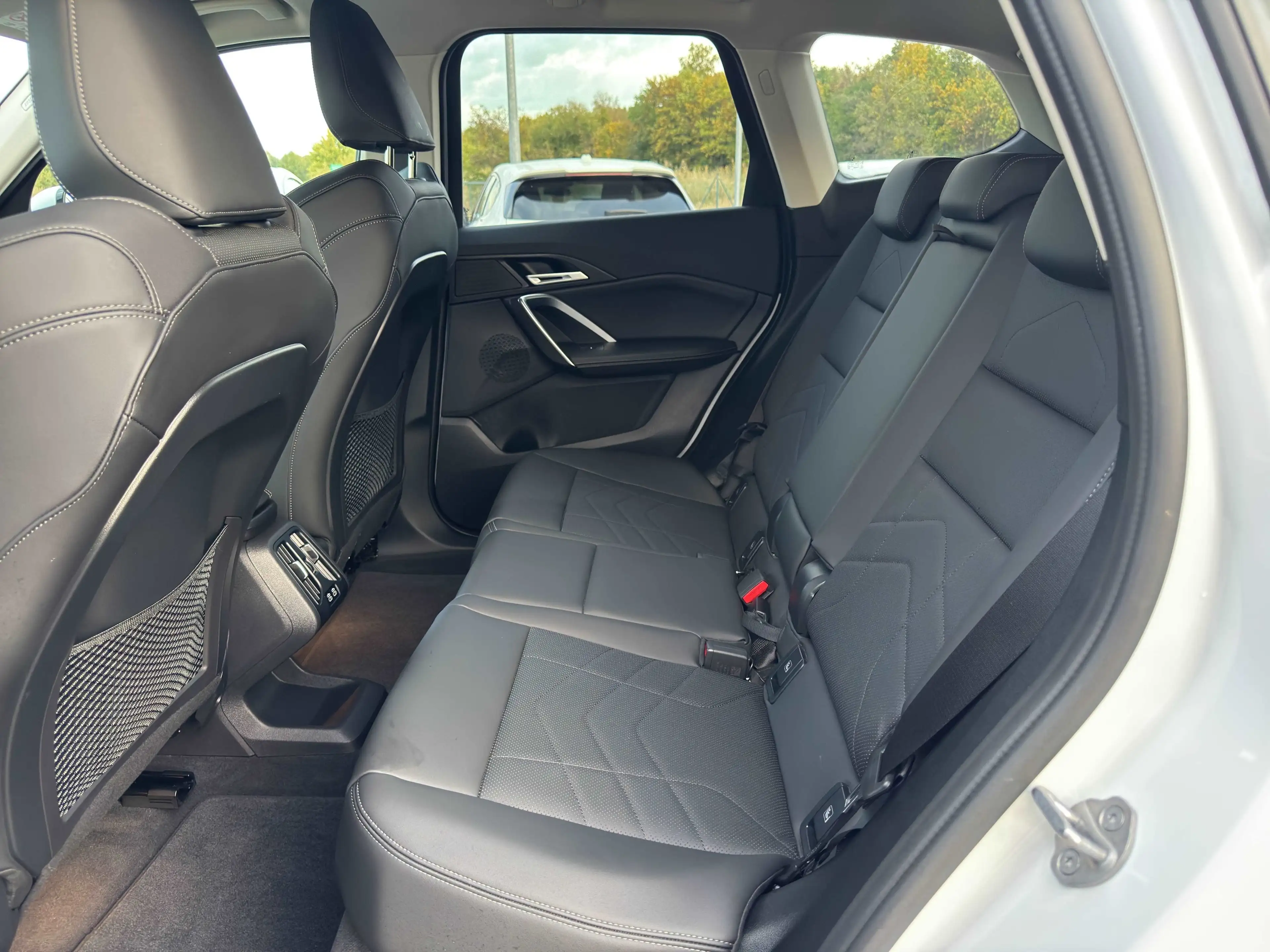BMW iX1 xDrive30 — photo 18