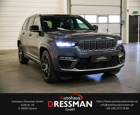Jeep Grand Cherokee view 3