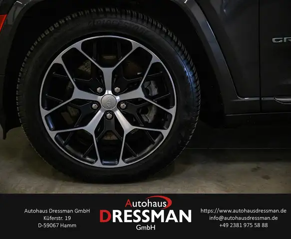 Jeep Grand Cherokee view 8