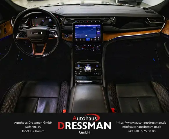 Jeep Grand Cherokee view 14