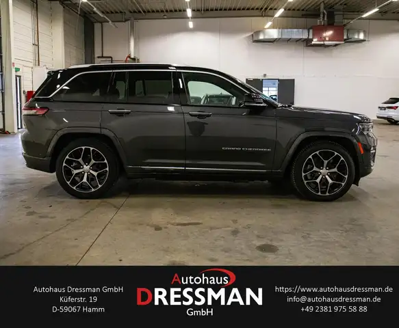 Jeep Grand Cherokee view 4