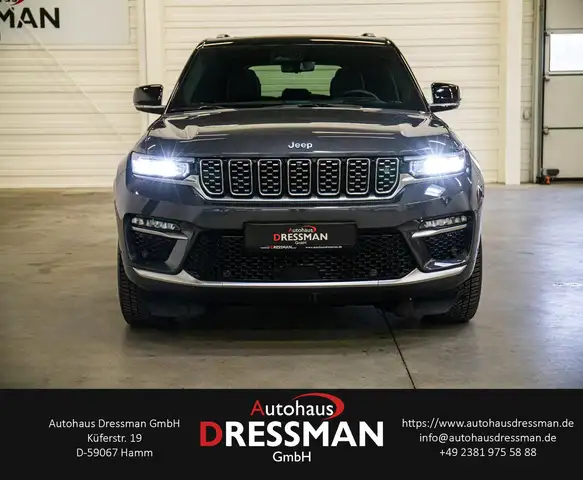 Jeep Grand Cherokee view 2