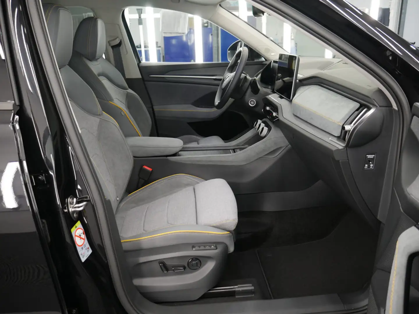 Skoda Kodiaq Selection 2.0 TDI 4x4 SHZ NAVI AHK LED Schwarz - 2