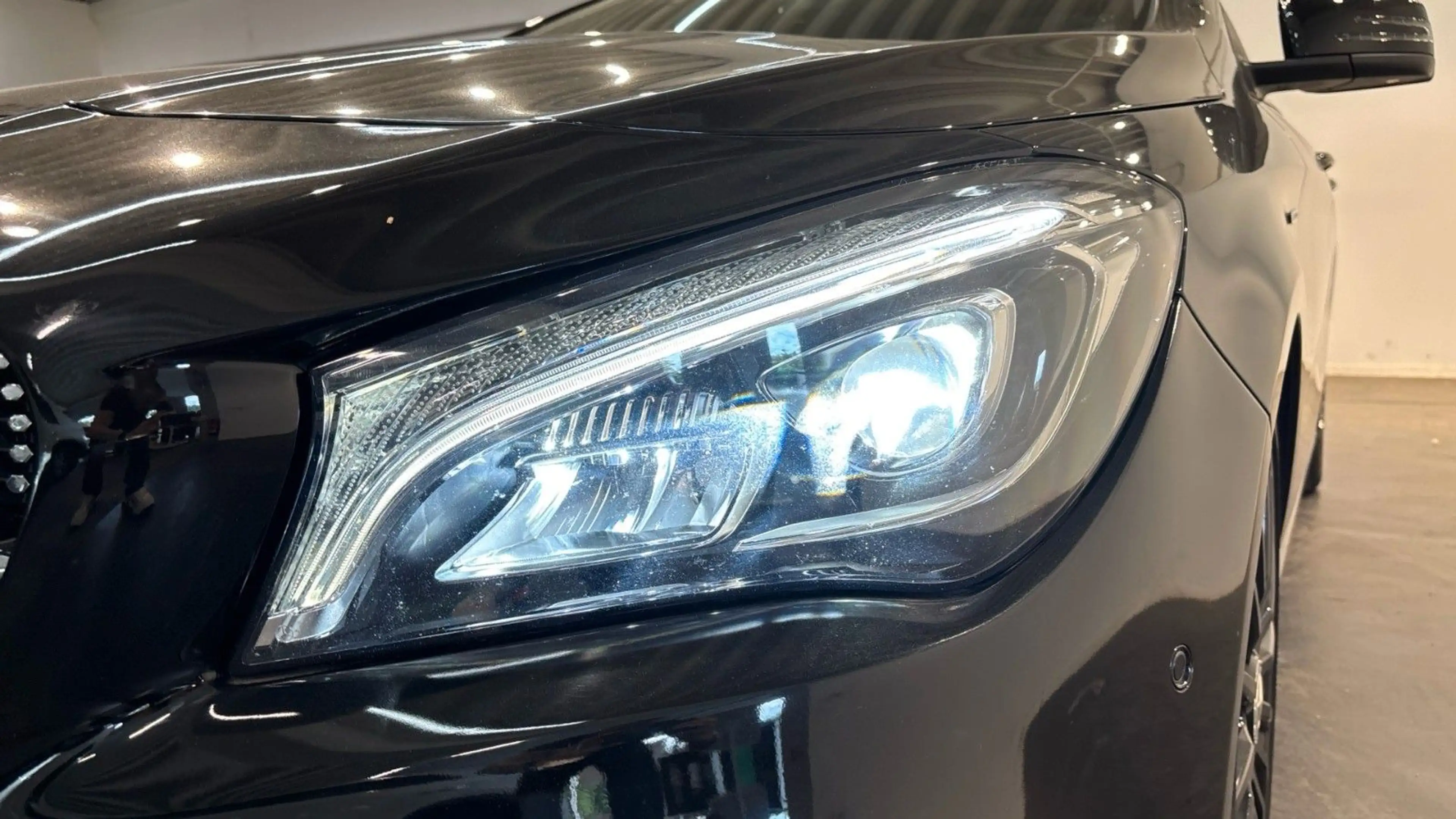 Mercedes-Benz CLA 200 d Shooting Brake/AMG/LED/Panorama/Kamera — photo 14