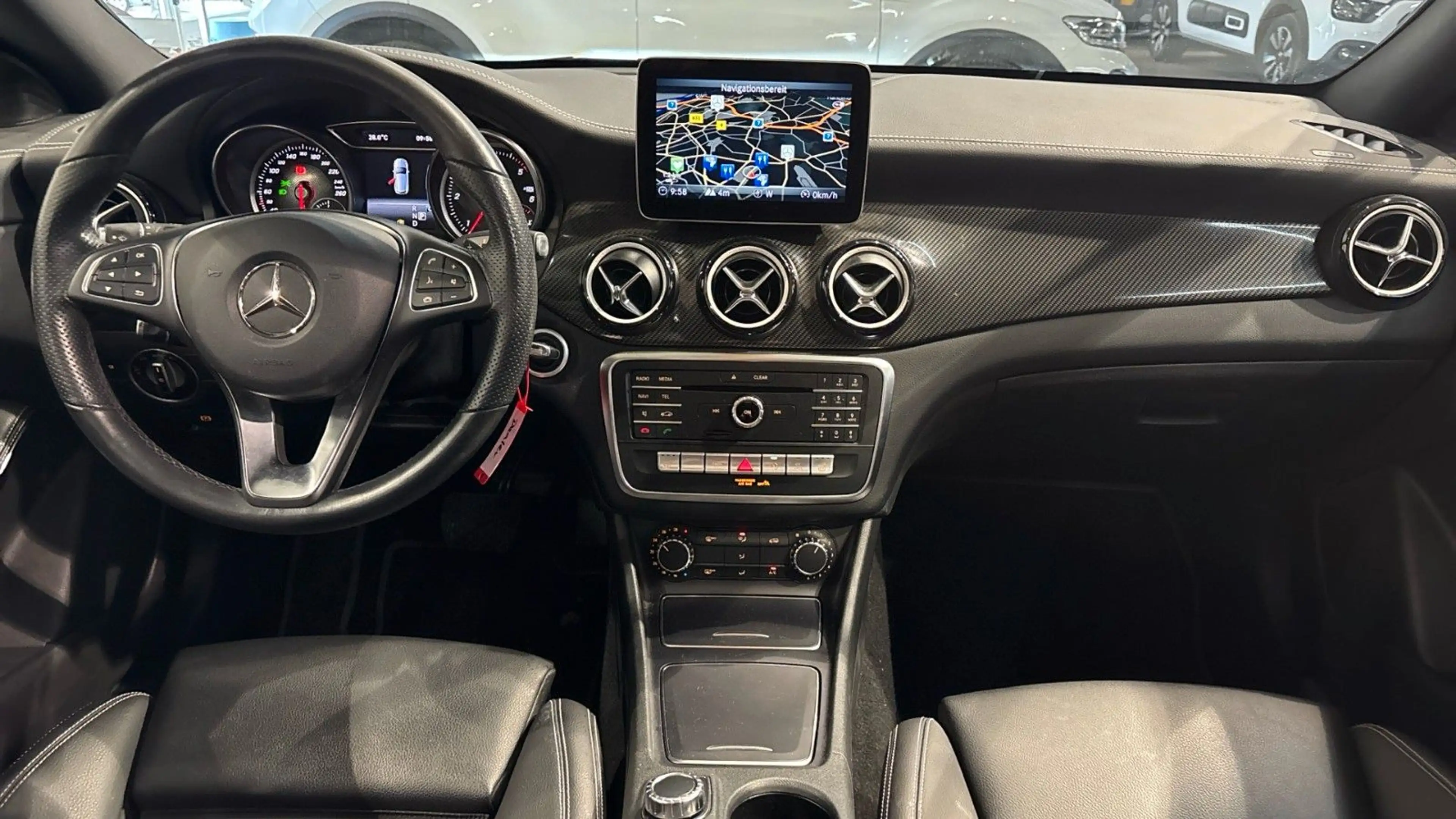Mercedes-Benz CLA 200 d Shooting Brake/AMG/LED/Panorama/Kamera — photo 7