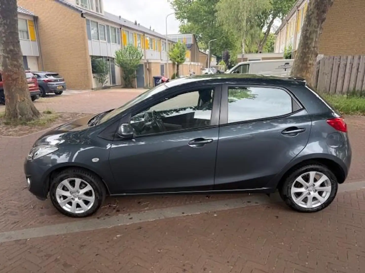 Mazda 2 AUTOMAAT / 5 deurs / Airco / Stoelverwarming Grijs - 2