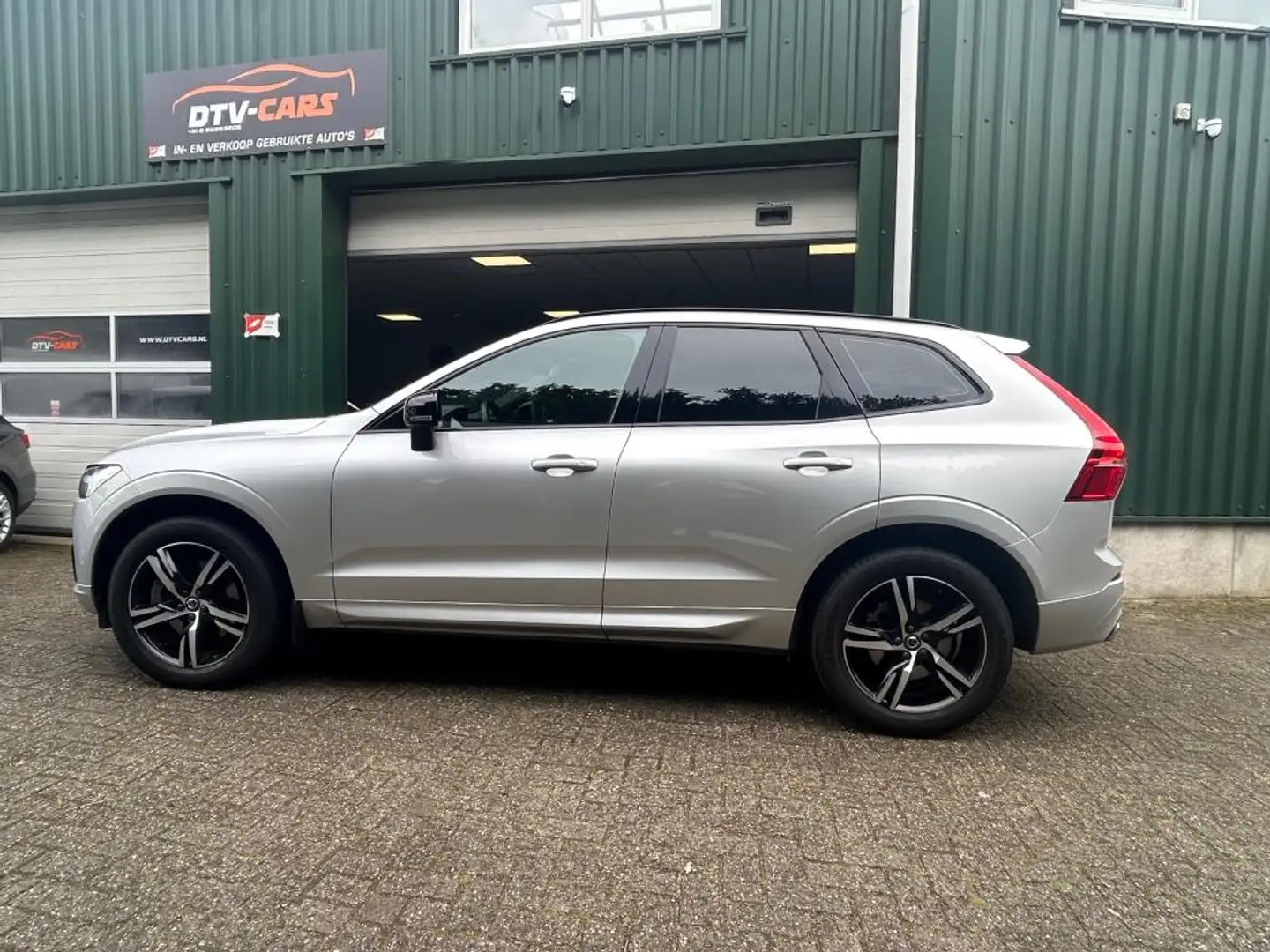 Volvo XC60 2.0 T4 Inscription R Design Pano Grijs - 2