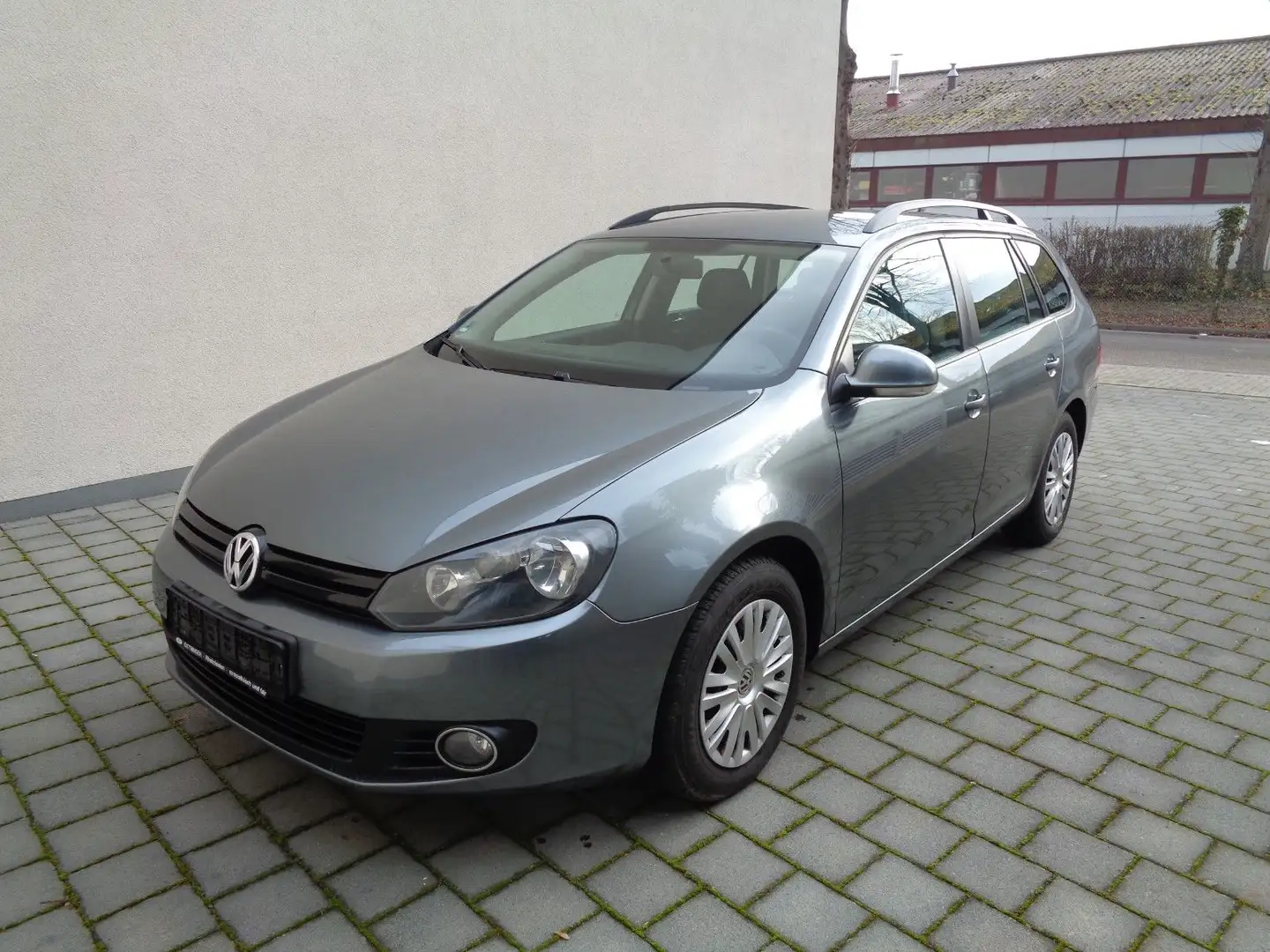 Volkswagen Golf VI 1,6 TDI 77KW Variant  BlueMotion Grau - 1