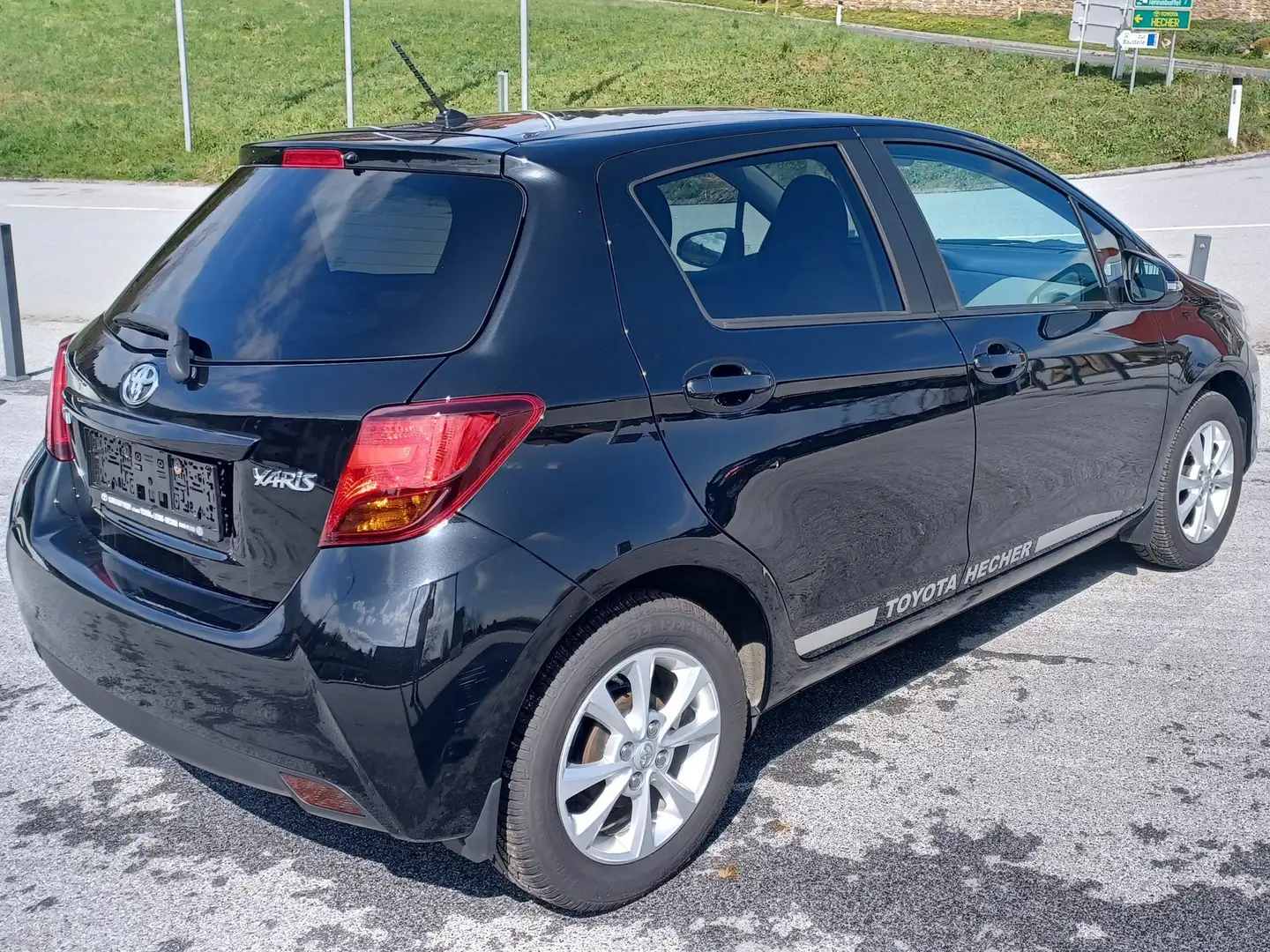 Toyota Yaris Yaris 1,0 VVT-i Edition45 Edition45 Schwarz - 1