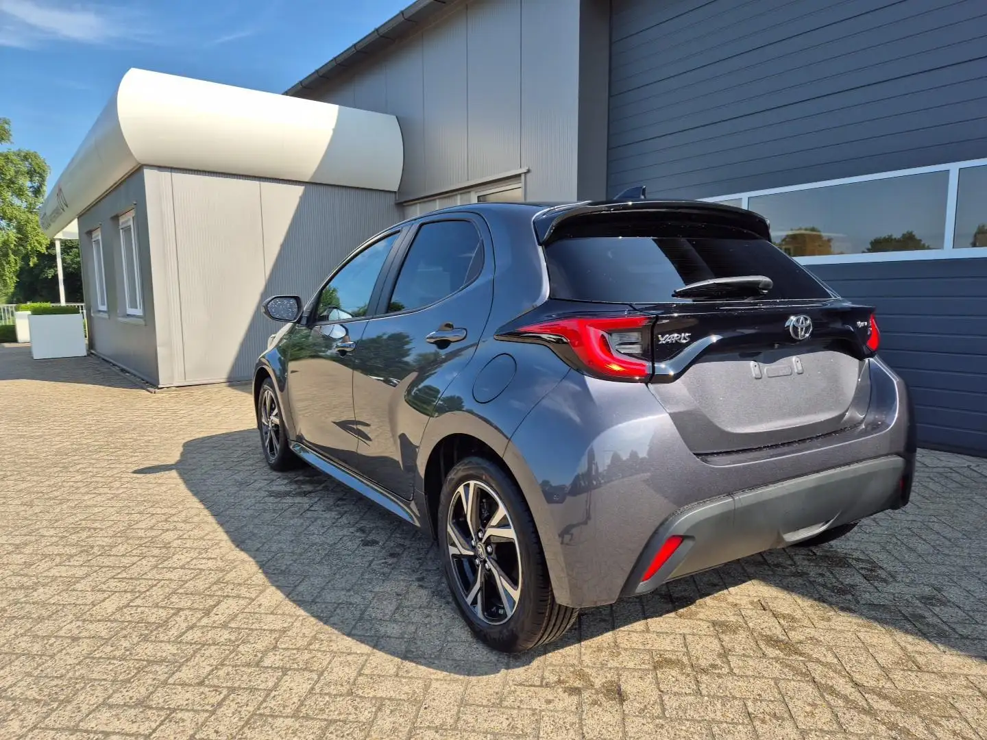 Toyota Yaris 1.5VVT-iE 116PS Automatik Teamplayer Klimaautom... Grau - 1