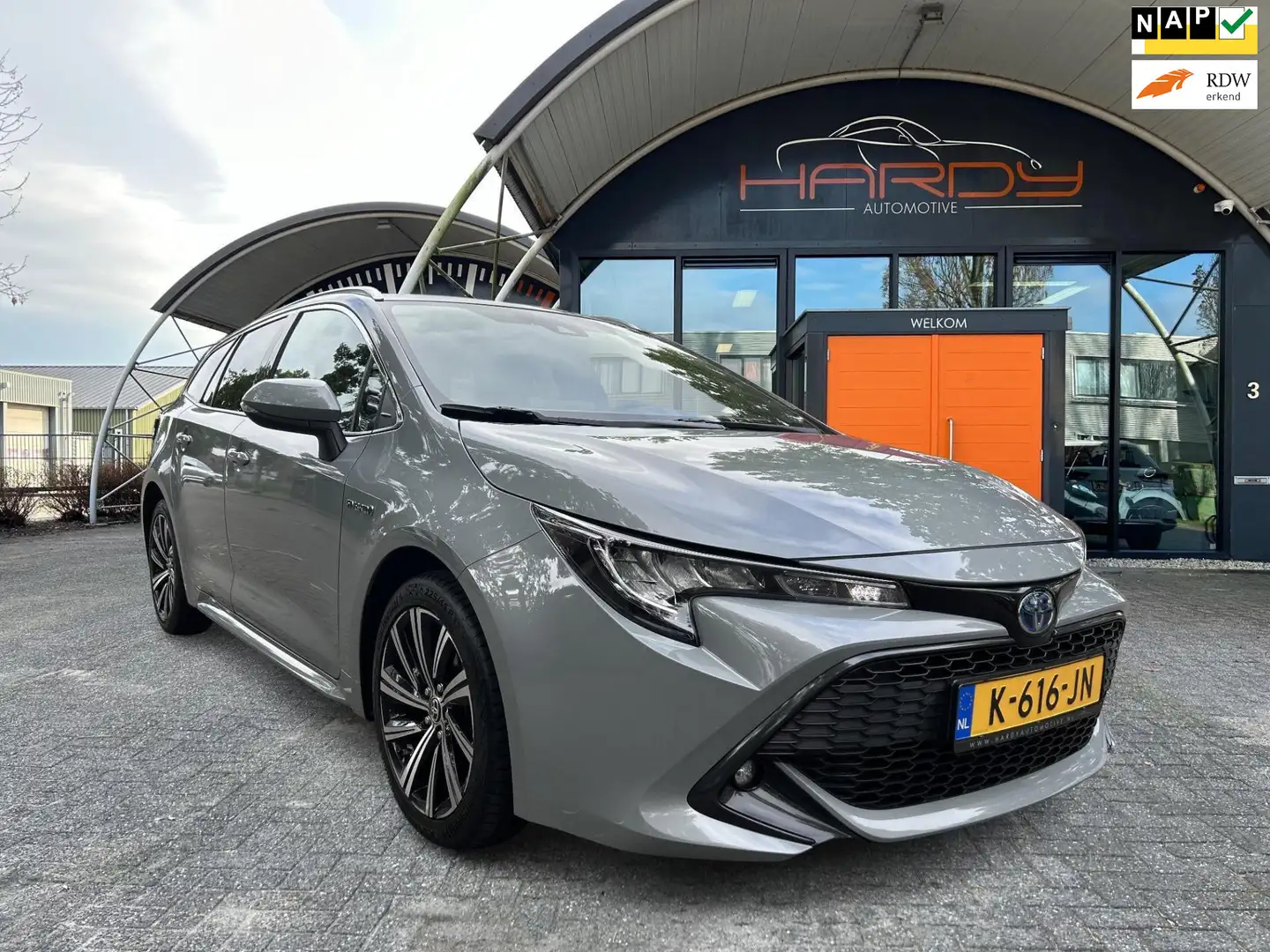 Toyota Corolla Touring Sports 1.8 Hybrid Business Plus Trekh. App Grijs - 1