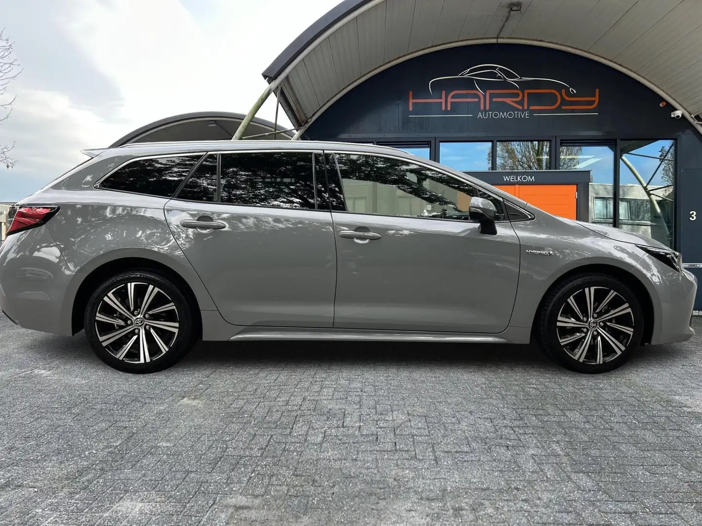 Toyota Corolla Touring Sports 1.8 Hybrid Business Plus Trekh. App Grijs - 2