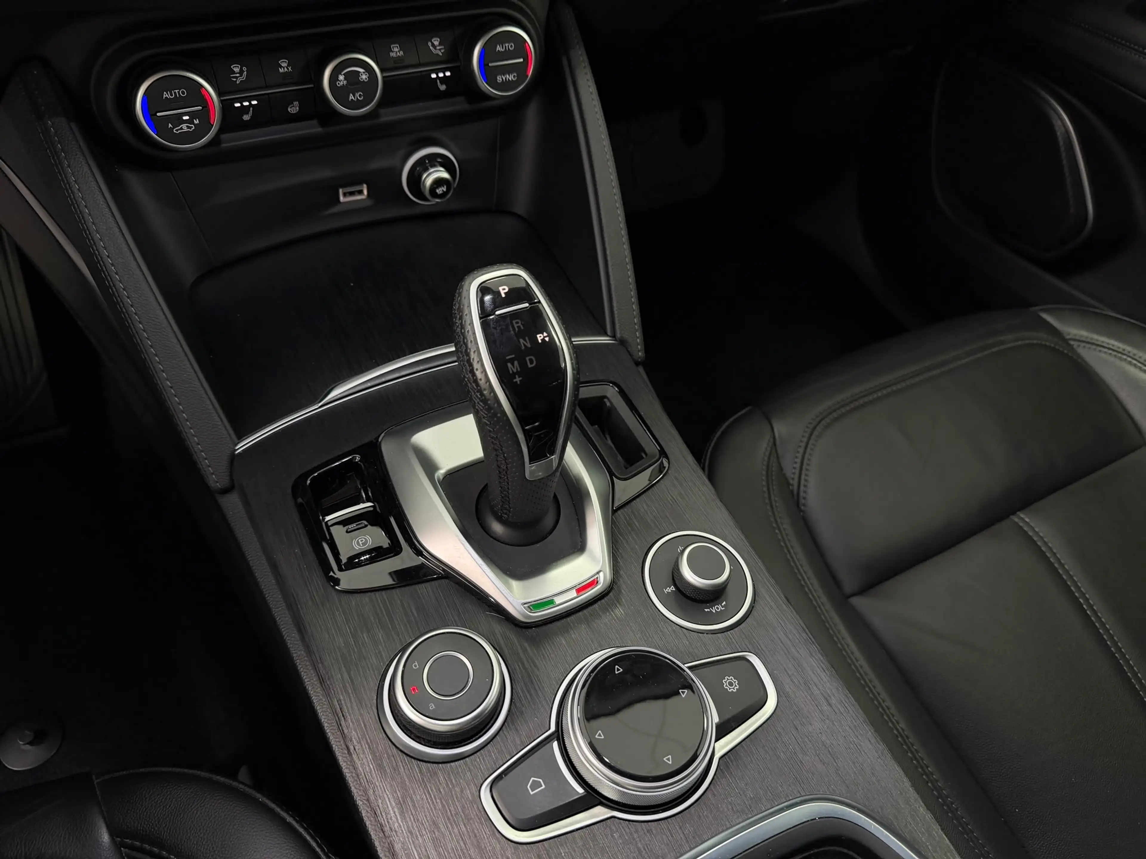 Alfa Romeo Stelvio 2,2 Business Q4*Kamera*3D Navi*Leder* — photo 13