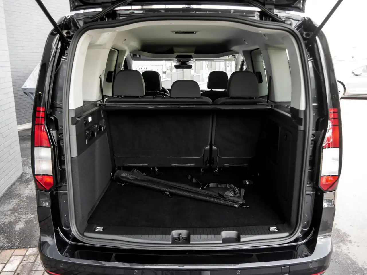 Volkswagen Caddy Life 1.5 TSI DSG AHK ACC GJR Navi Vorb. 12