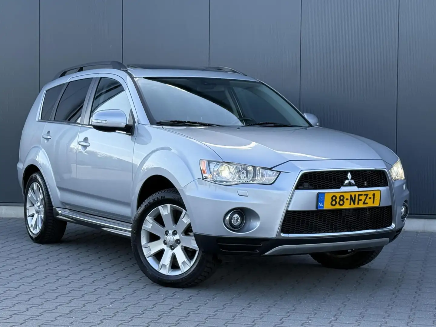 Mitsubishi Outlander 2.4 Instyle Schuifdak - 7-Persoons - Xenon - Trekh Gris - 2