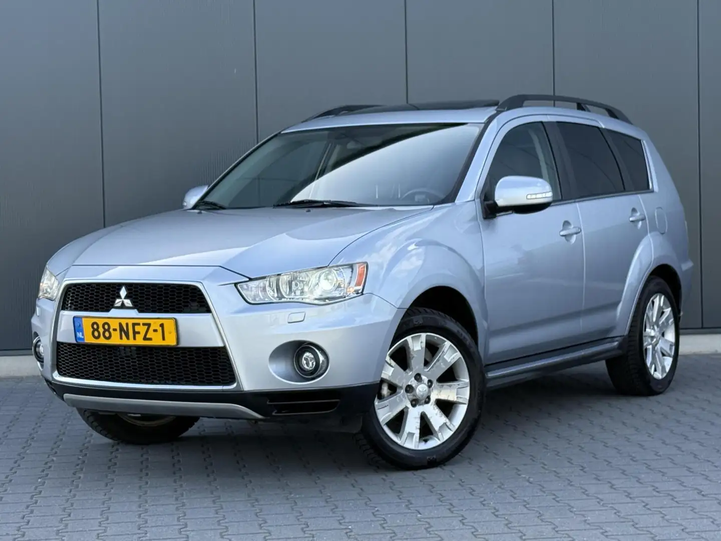 Mitsubishi Outlander 2.4 Instyle Schuifdak - 7-Persoons - Xenon - Trekh Gris - 1