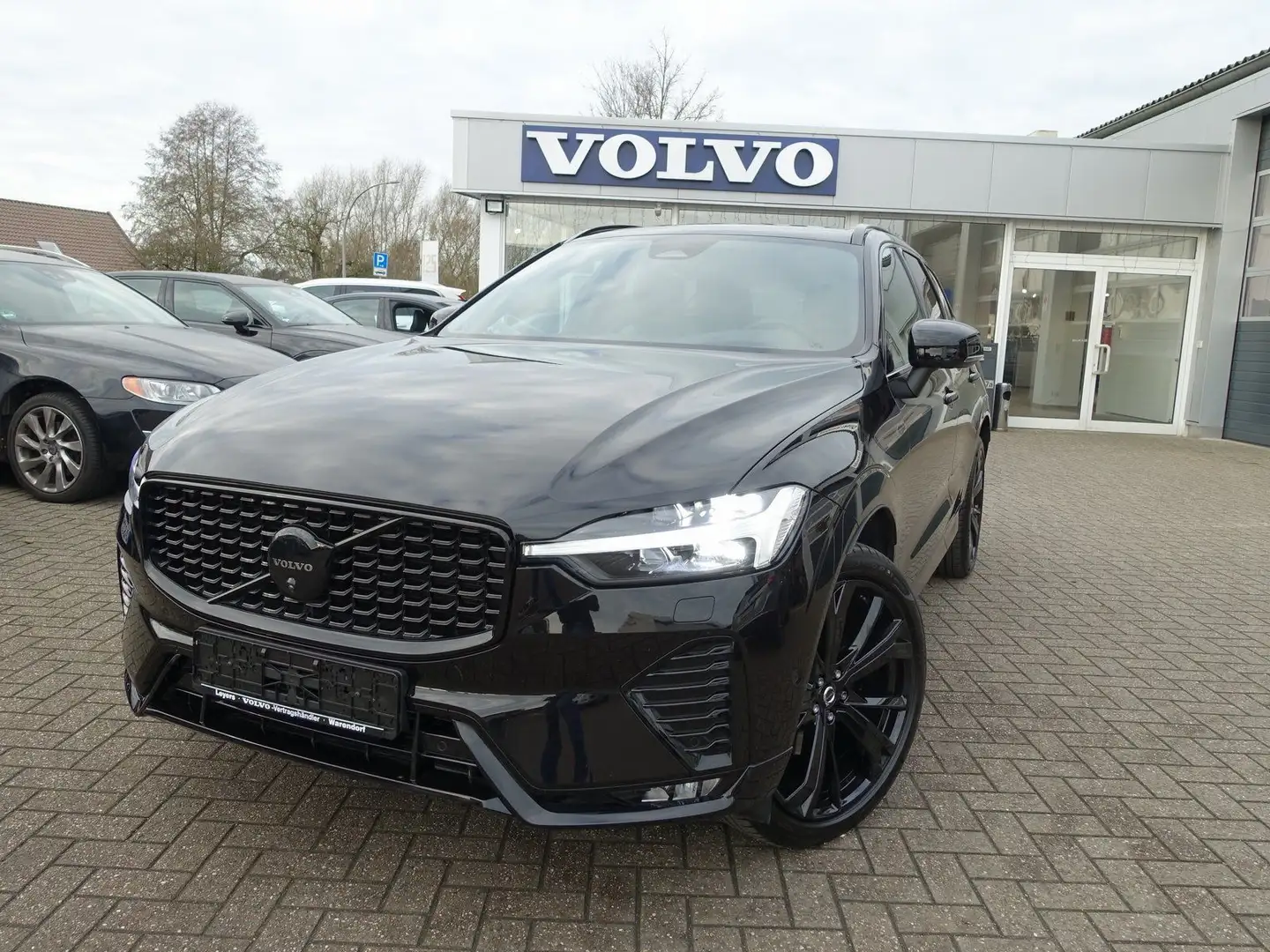 Volvo XC60 Black Edition Ultra B5 AWD/B&W/HeadUP/360° Schwarz - 1