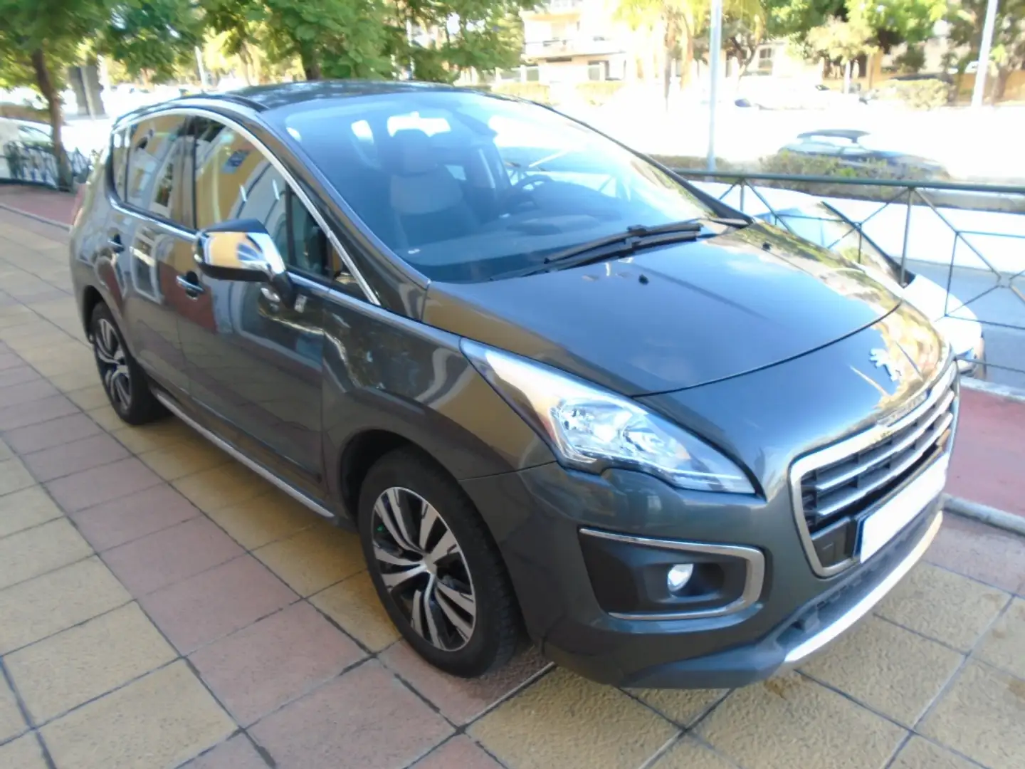 Peugeot 3008 HYbrid4 Gris - 2