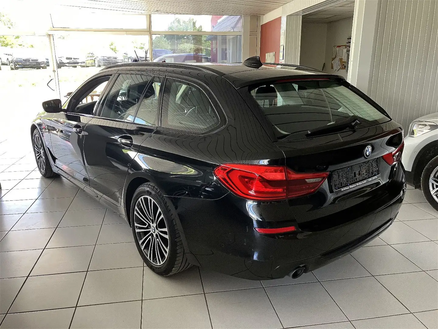 BMW 530 ix Sport-Line/HiFi/HuD/Komfortsitze/NaviPRO Zwart - 2