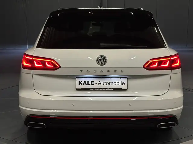 Volkswagen Touareg view 4