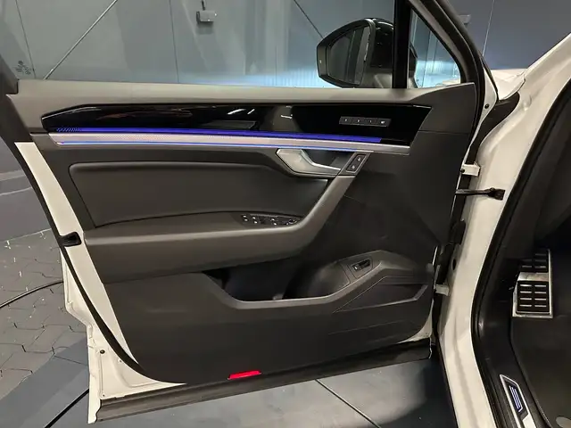 Volkswagen Touareg view 14