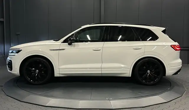 Volkswagen Touareg view 2