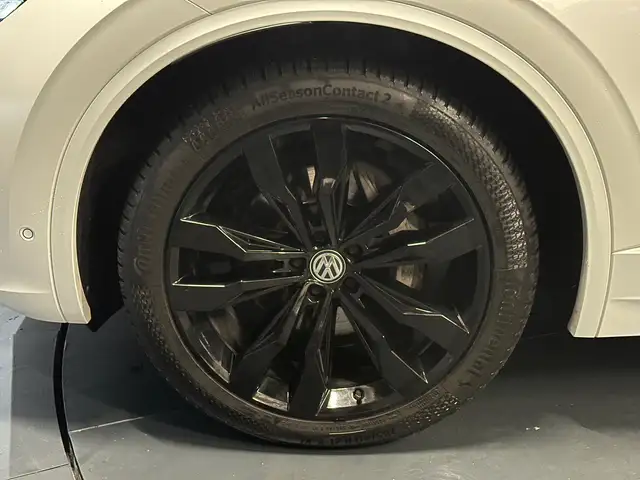 Volkswagen Touareg view 9