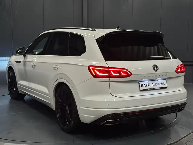 Volkswagen Touareg view 3