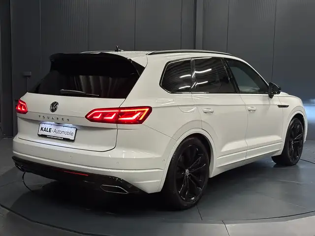 Volkswagen Touareg view 5