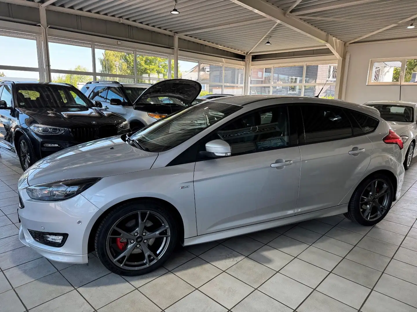 Ford Focus Lim. ST-Line/KLIMA/PDC/TEMPO/18"ALU/NAVI Silber - 2