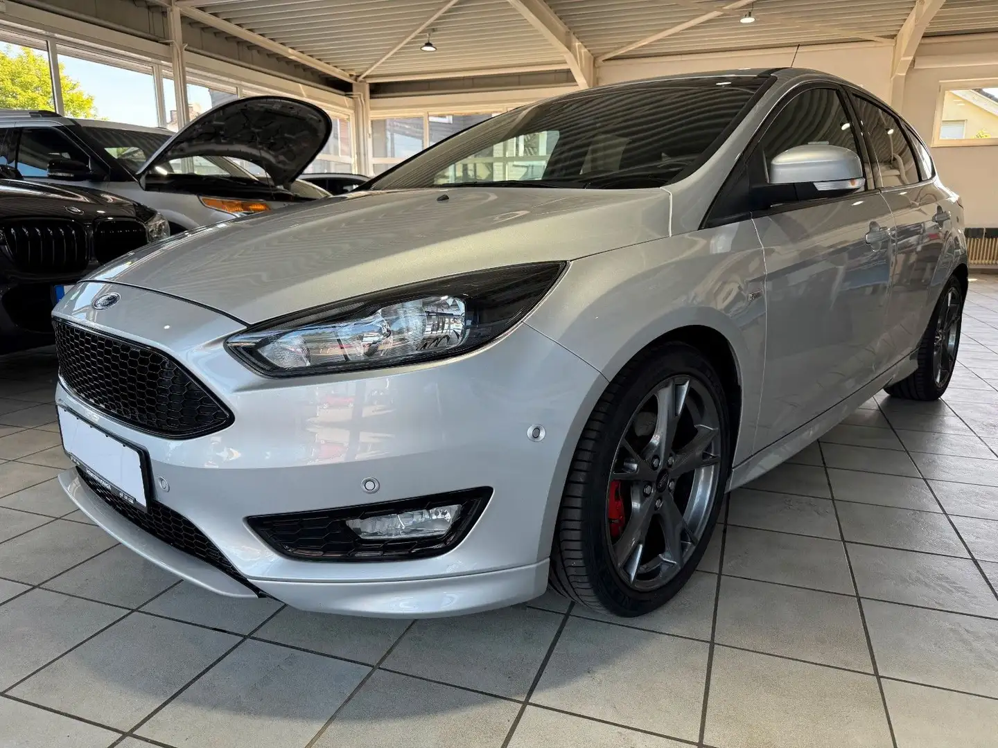 Ford Focus Lim. ST-Line/KLIMA/PDC/TEMPO/18"ALU/NAVI Silber - 1
